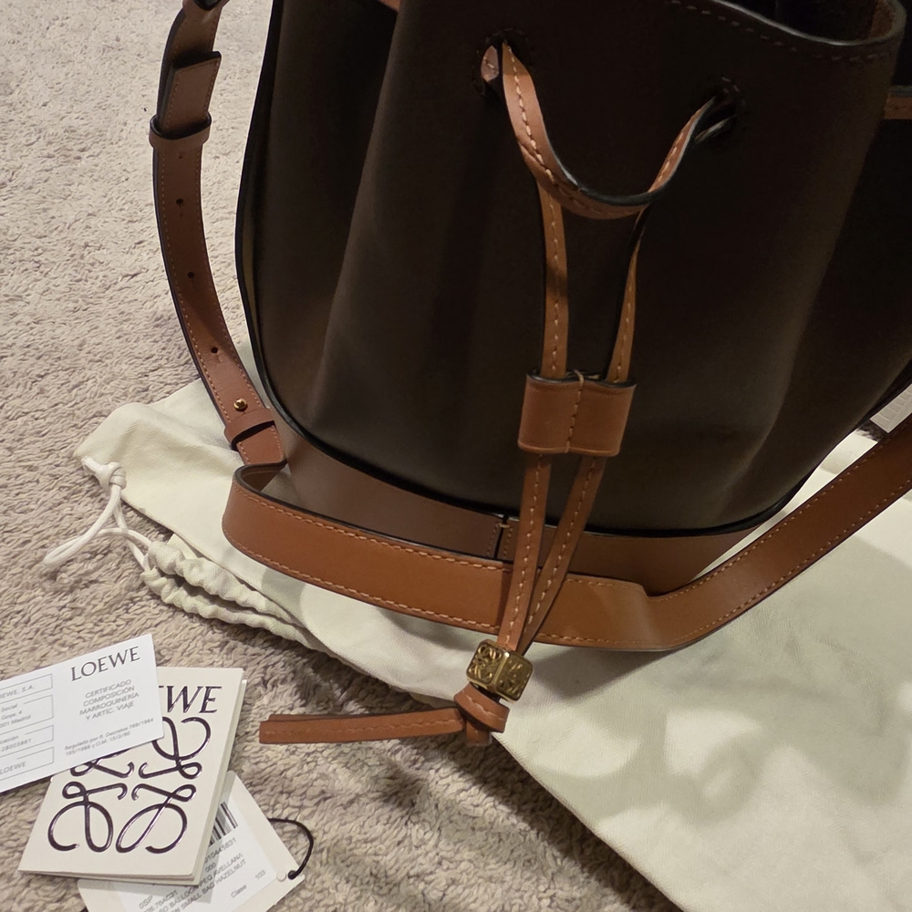 Loewe 
Calfskin Balloon Bucket Bag Hazelnut Tan